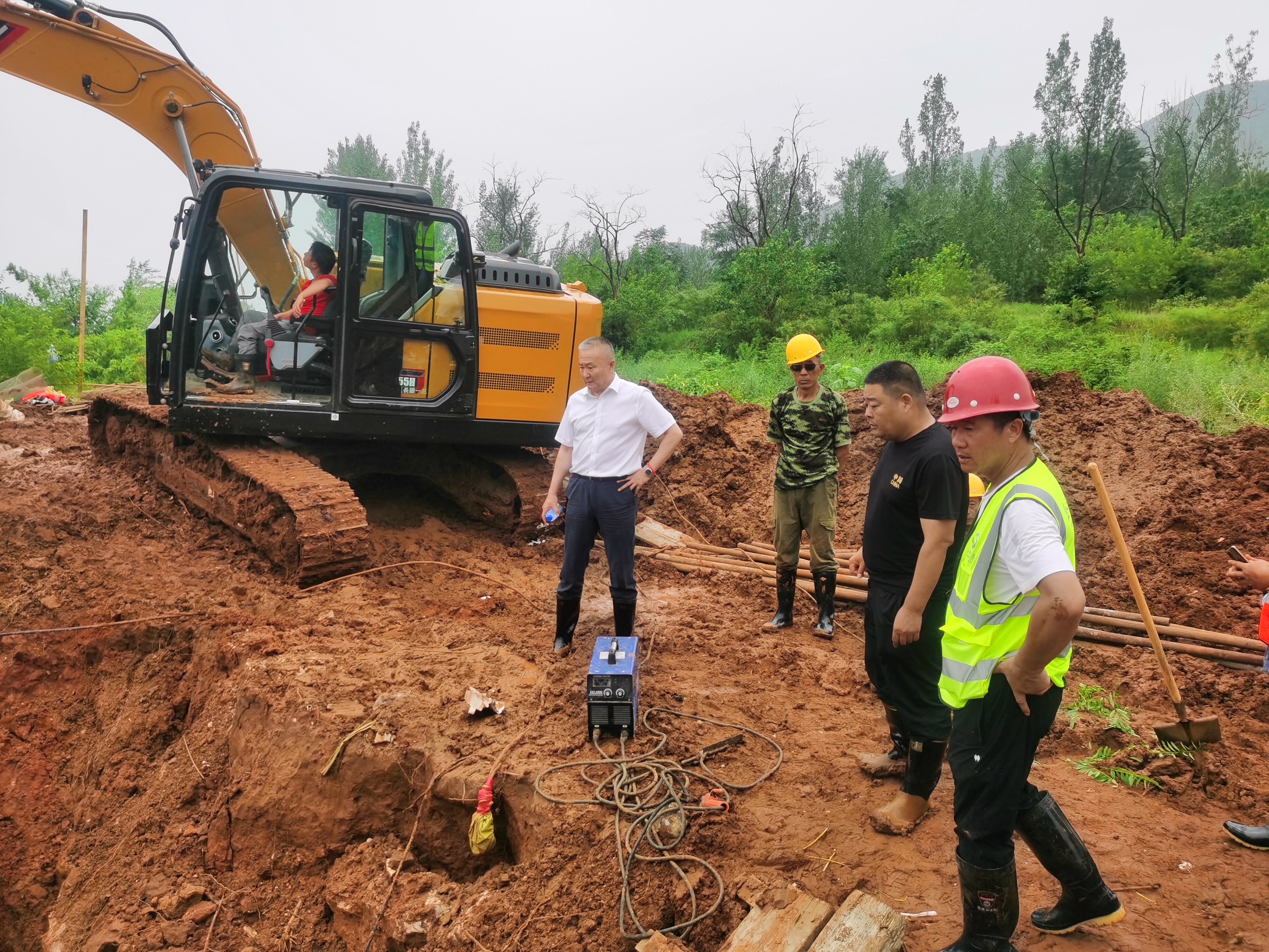 九游网页版登录入口领导班子成员 深入防汛一线检查慰问