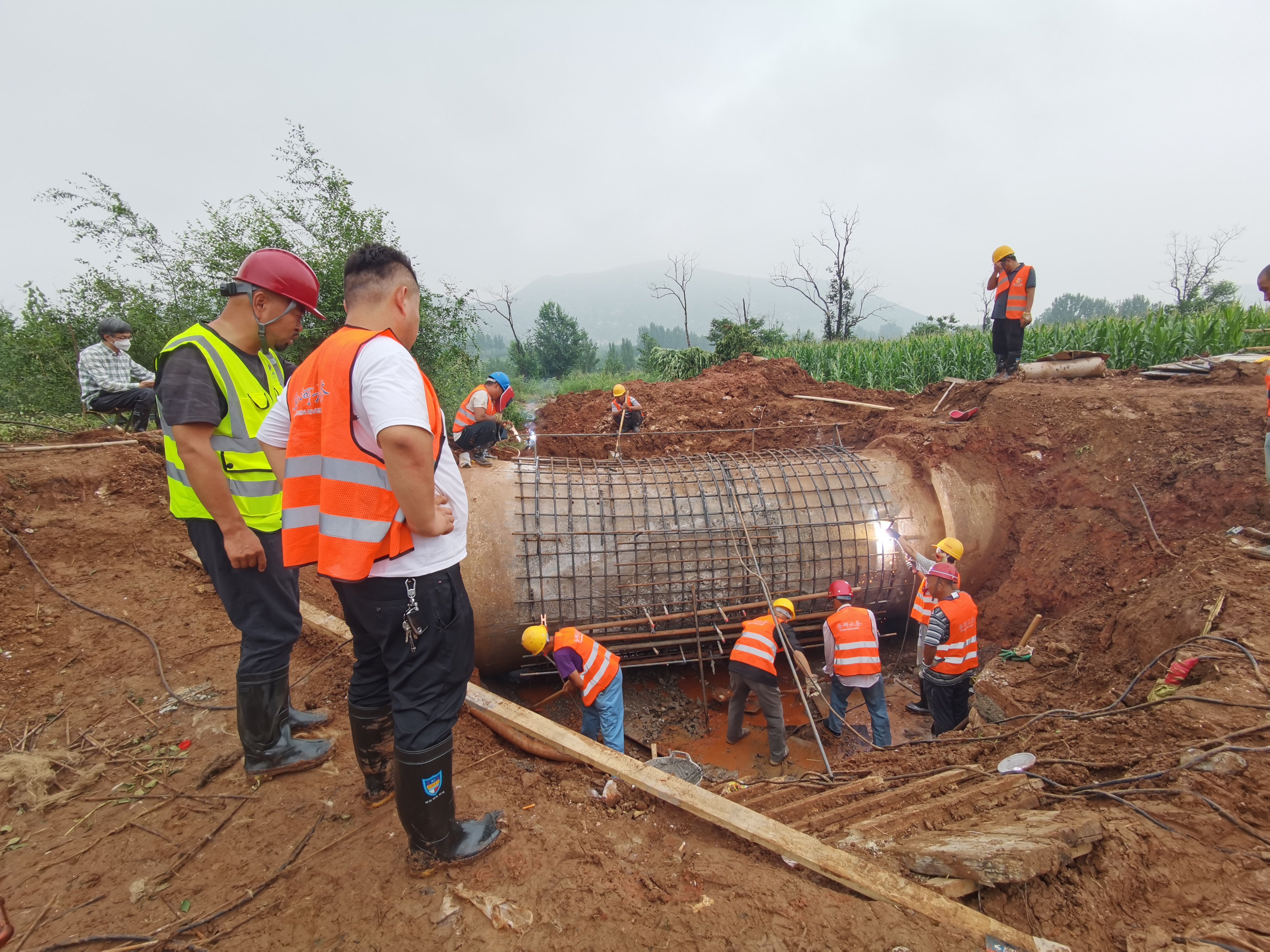 战洪峰 堵漏点 保供水 九游网页版登录入口打赢60小时抢险攻坚战